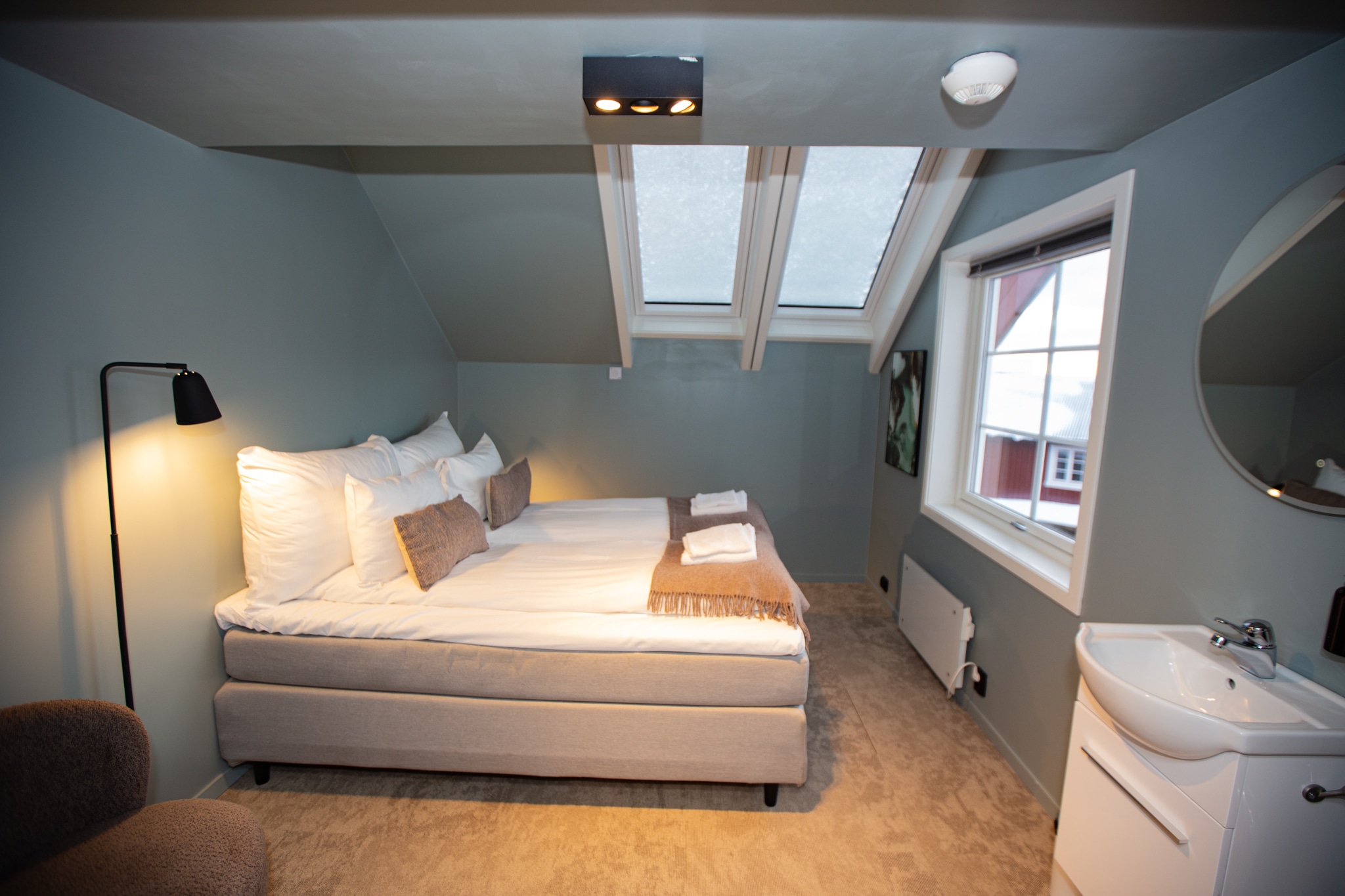 Soverom med dobbeltseng og bad på Å Rorbuer.